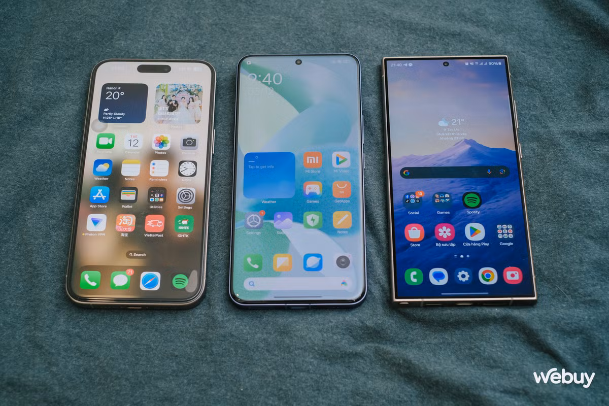 Ở mặt trước, iPhone 15 Pro Max và Xiaomi 14 Ultra có màn hình 6,7 inch, trong khi đó Galaxy S24 Ultra có màn hình 6,8 inch lớn hơn một chút. Như đã đề cập, Xiaomi 14 Ultra có màn hình cong nhẹ ở 2 cạnh bên, về cơ bản cho thao tác vuốt chạm thoải mái phần nào, nhưng khó dán cường lực hơn, trong khi đó iPhone 15 Pro Max và Galaxy S24 Ultra đều có màn hình phẳng hoàn toàn. Xu hướng smartphone màn hình cong cạnh hiện tại đã không còn phổ biến, đa số các hãng smartphone đều đã đưa tính năng này về các dòng máy giá rẻ và tầm trung để tăng tính cạnh tranh, còn các model cao cấp quay trở lại với thiết kế phẳng