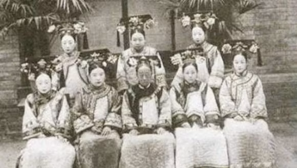 Hoang de moi lam gi voi my nu trong hau cung vua cha de lai?-Hinh-2