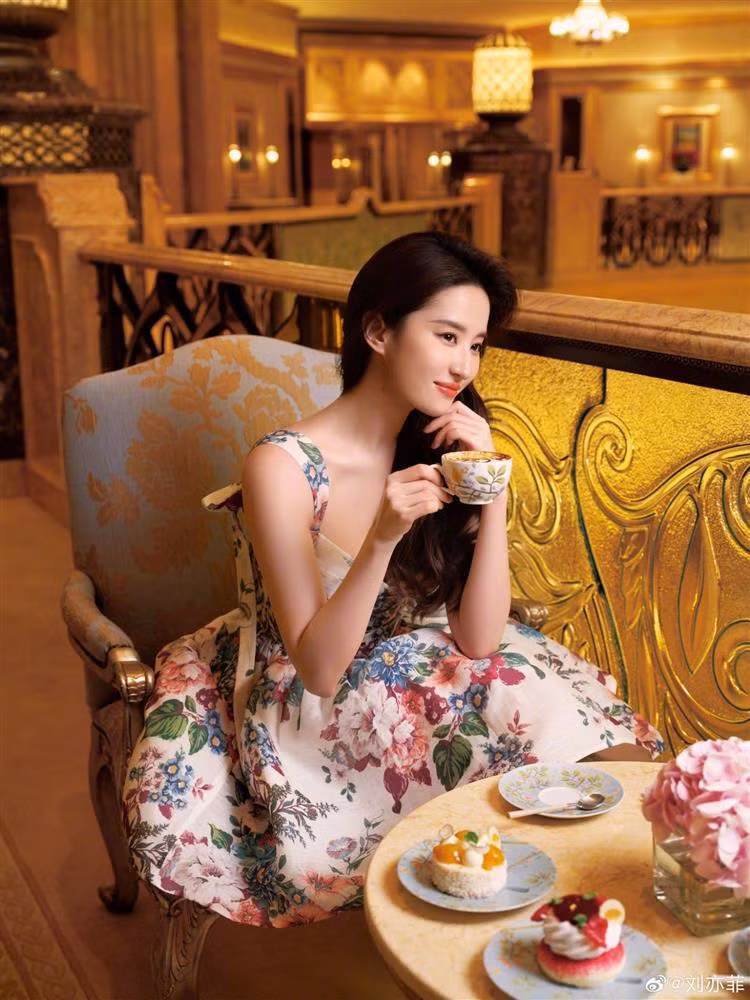 Luu Diec Phi gay xon xao vi mac vay nhu gie cha noi-Hinh-5