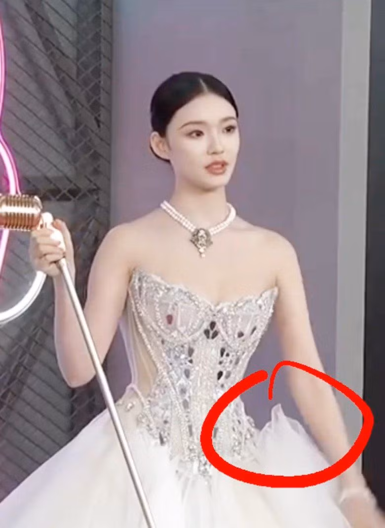 Phần tùng vải sử dụng chất liệu voan mong manh bị bung ngay điểm nối corset lộ ra khá rõ.