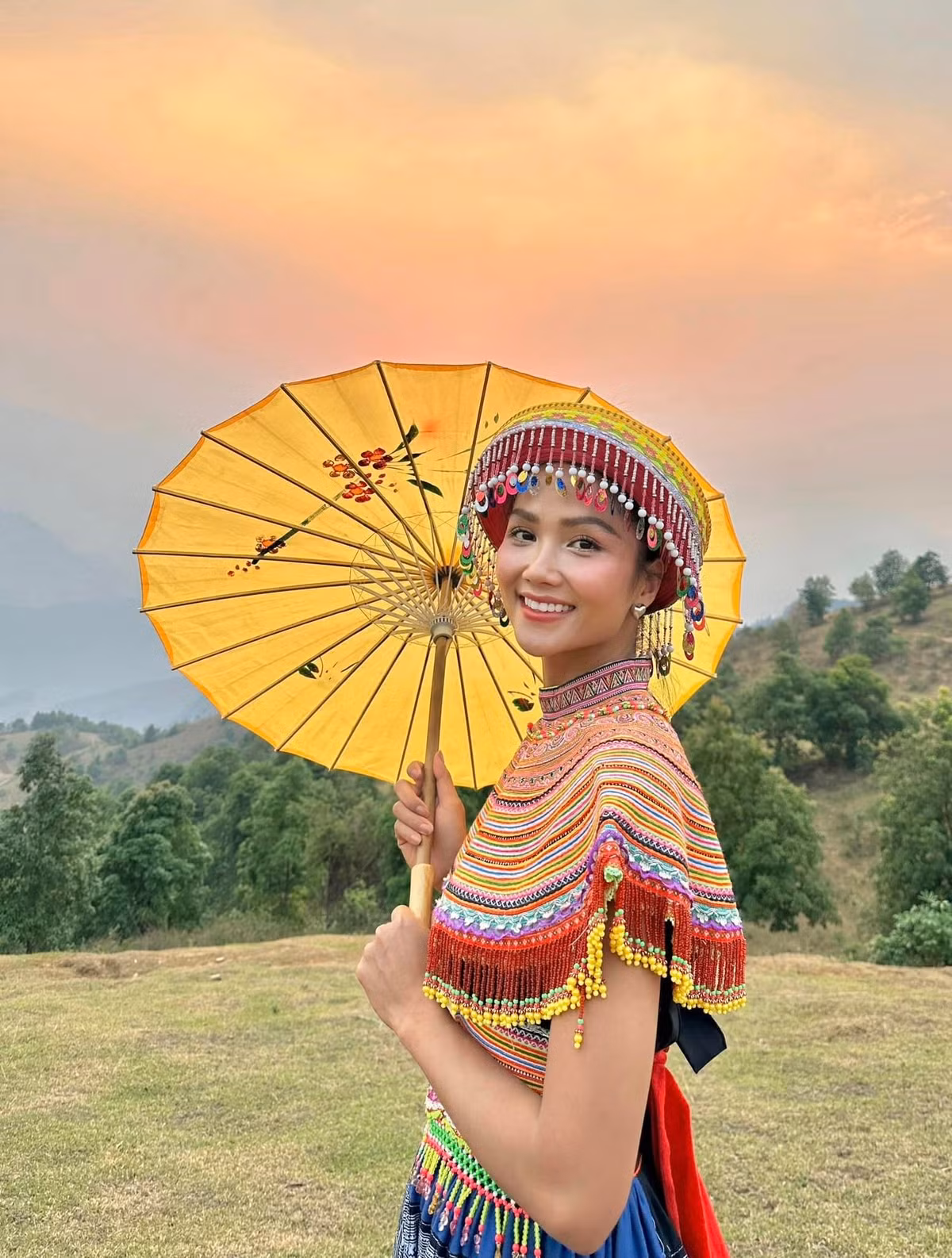 Hoa hậu H'Hen Niê tham gia các hoạt động kỷ niệm lễ độc lập trong dịp 30/4 tại Điện Biên. Cô khoe vẻ nền nã với trang phục thổ cẩm.