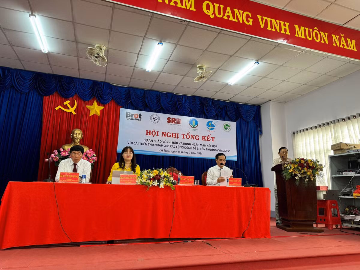 Pho Chu tich VUSTA Pham Ngoc Linh du tong ket du an Bao ve khi hau va rung ngap man