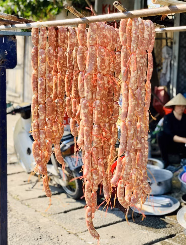 Chị Trịnh Thị Nhuận (trú xã Xá Lượng, huyện Tương Dương, Nghệ An) cho hay, từ khoảng 15 năm trước, gia đình chị đã làm thịt trâu, bò gác bếp. Tuy nhiên thời gian trước chỉ làm để gia đình sử dụng mỗi dịp Tết đến. Sau này mọi người ăn khen ngon nên chị làm và bán.