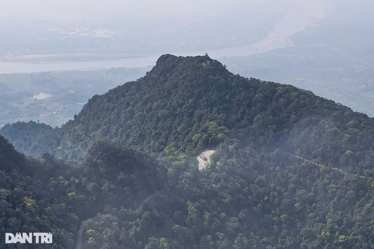 Đỉnh Ngọc Hoa cao 1.131m, cao thứ 3 trong dãy núi Ba Vì.