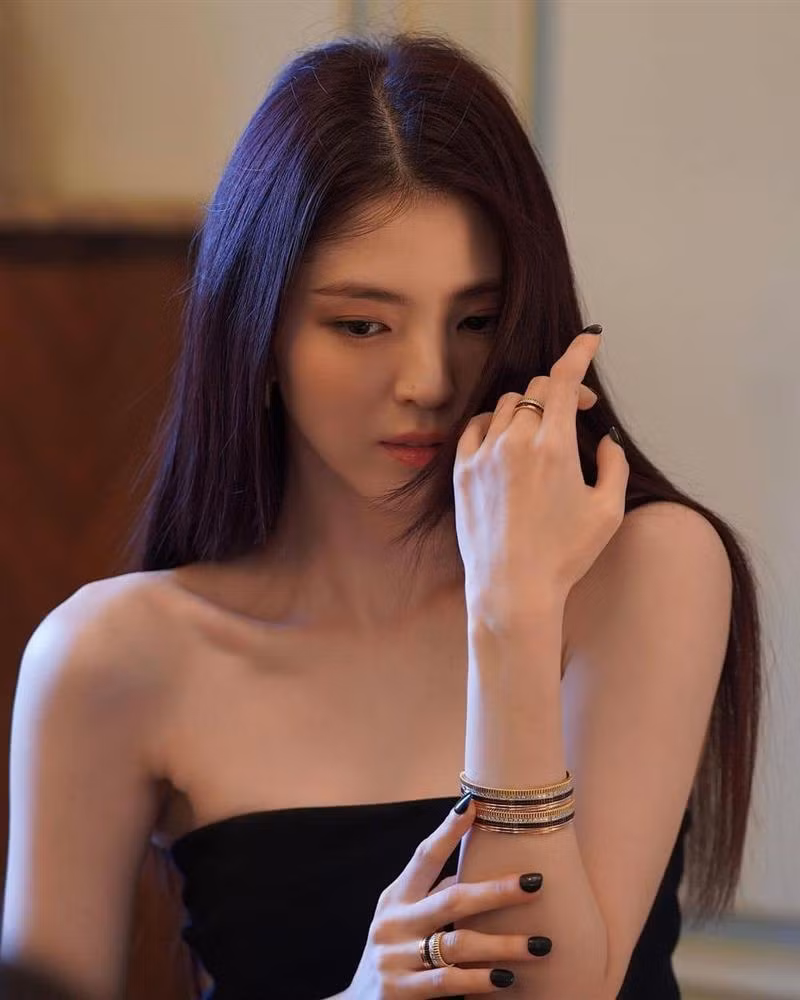 Năm 2021, Han So Hee được đánh giá cao trên màn ảnh khi hoá thân vào hai dạng vai khác nhau trong phim 'Nevertheless' (Dẫu biết) và 'My Name'.