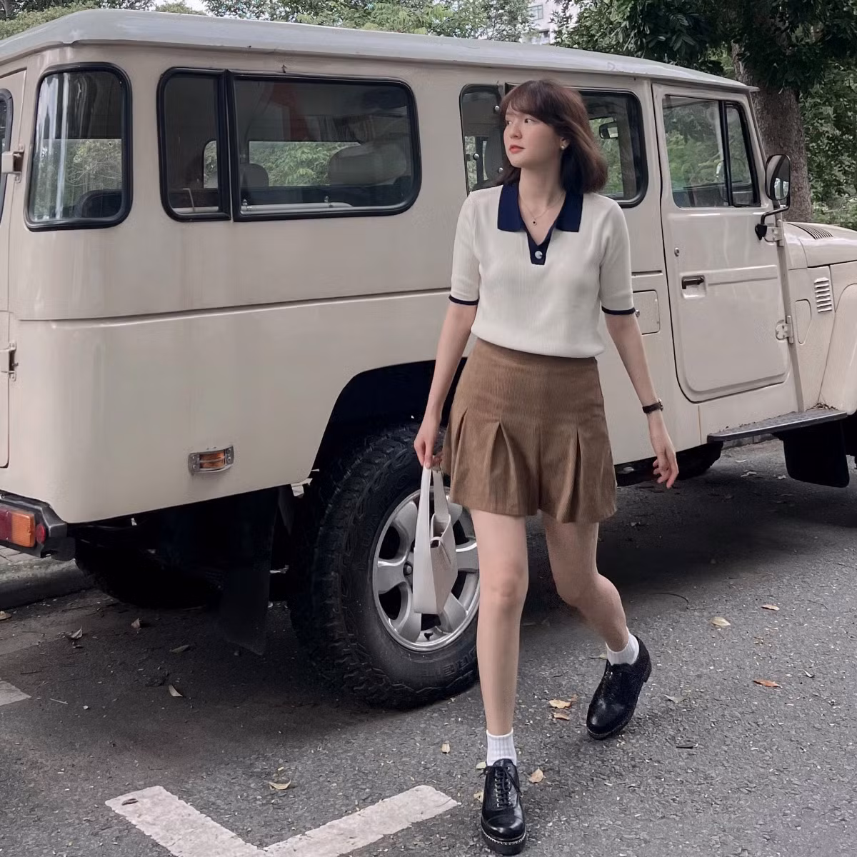 Nhan sac rang ro cua nguoi phu nu dac biet ben canh Son Tung M-TP-Hinh-4