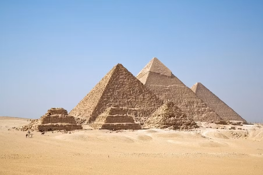 Kim tự tháp Giza (Ai Cập): nằm ở phía tây nam Cairo, Ai Cập, là công trình cổ đại nổi tiếng nhất thế giới, và là kỳ quan duy nhất còn sót lại trong số 7 kỳ quan thế giới cổ đại 2000 năm trước đây. Kim tự tháp Khufu lớn nhất và còn được gọi là Kim tự tháp Lớn, mất 2 triệu khối đá và được hoàn thành ròng rã trong 20 năm. Cao 139 m, với hơn 4.000 năm tuổi, đây là kim tự tháp lớn nhất Ai Cập.