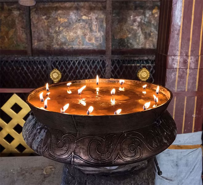 Những chiếc đèn bơ sữa thắp thâu đêm suốt sáng.