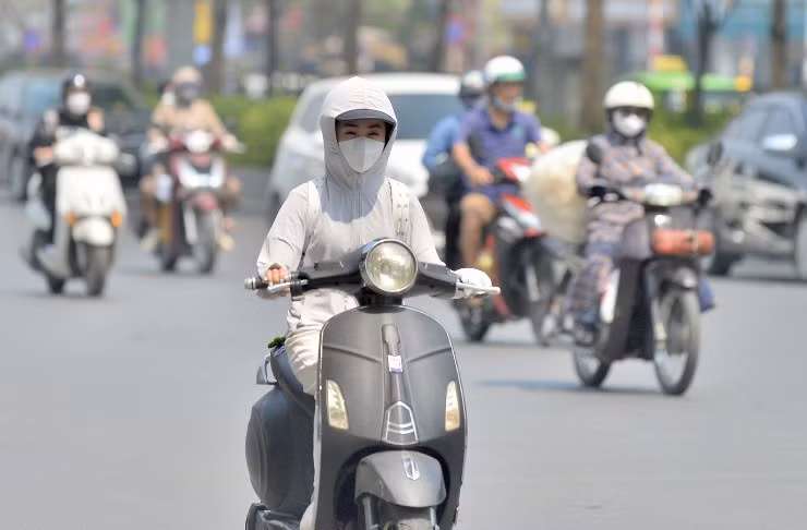 3 NEN va 3 KHONG khi di xe may troi nang nong-Hinh-2