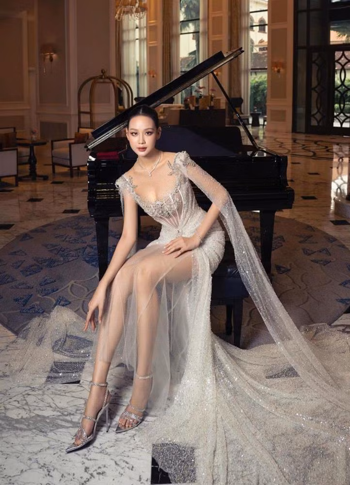 Mẫu váy có độ dài vừa phải đi cùng đường xẻ giúp người mặc dễ di chuyển.