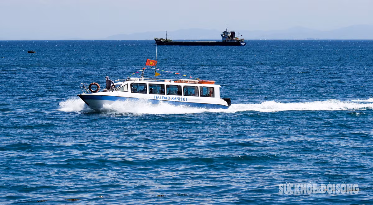 Để ra đảo, du khách có thể lựa chọn đi bằng cano hoặc tàu gỗ. Thời điểm thích hợp nhất để tới đây là tháng 3 – tháng 8 hàng năm, khi biển lặng, nắng chan hòa.