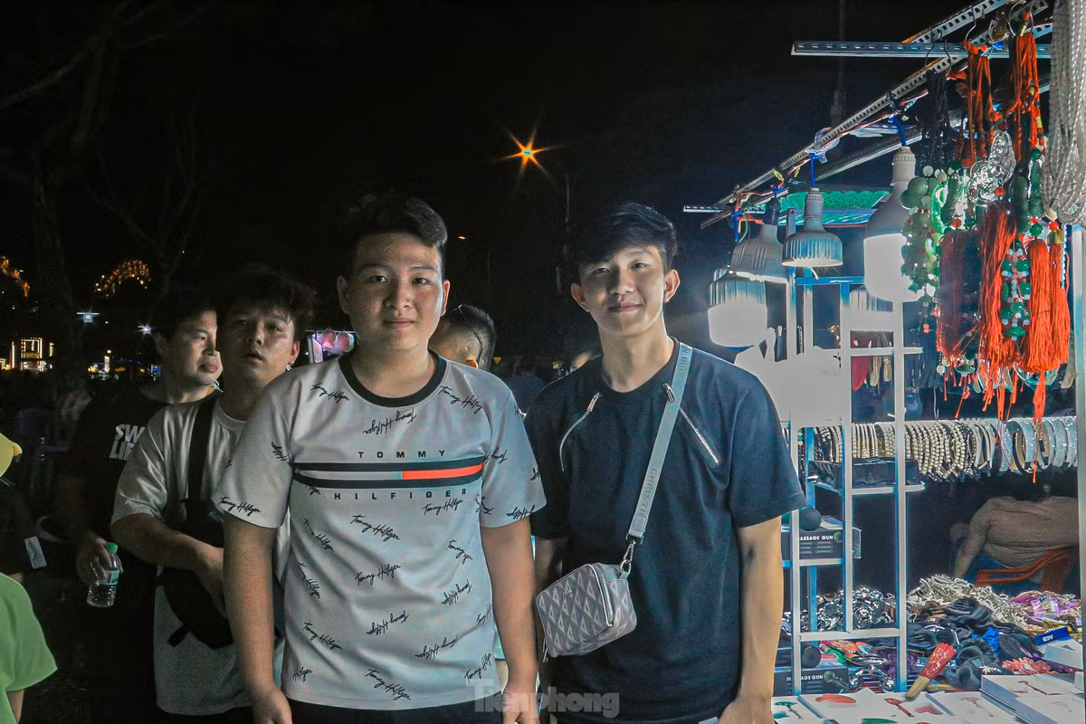 Bạn Phạm Nguyễn Thanh Vinh, sinh viên năm 2 trường ĐH Duy Tân cho biết: Việc đến những nơi đông đúc, nhộn nhịp mang lại cảm giác thoải mái, thư giãn đầu óc nên vẫn thường rủ bạn đi dạo sau những giờ học căng thẳng. "Dạo phố đêm, cùng thưởng thức các món ăn ngon, bổ, rẻ ở chợ đêm sẽ là những kỷ niệm khó quên của đời sinh viên" Vinh nói.