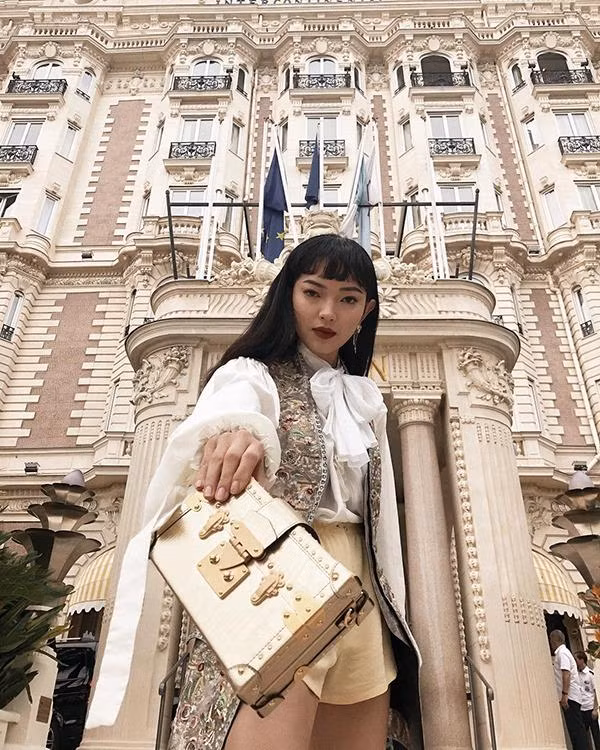 Châu Bùi thường ăn yến mạch, bánh mì đen, khoai lang để cung cấp tinh bột cho cơ thể. Còn đạm, cô sẽ ăn đậu, trứng, uống thêm protein powder. Ngoài ra không thể không nhắc đến các thực phẩm có chứa chất béo tốt như các loại hạt, sữa hạnh nhân,... Bên cạnh đó, Châu Bùi còn đều đặn uống 1 lít nước ép cần tây mỗi ngày. Vì vị cần tây nguyên bản khá khó uống nên Châu Bùi đã cho thêm củ dền, táo xanh, chanh, cam, gừng vào ép cùng để vị ngon hơn. Trong tủ lạnh của Châu Bùi luôn có những món ăn lành mạnh để tránh việc ăn vặt tùy hứng.