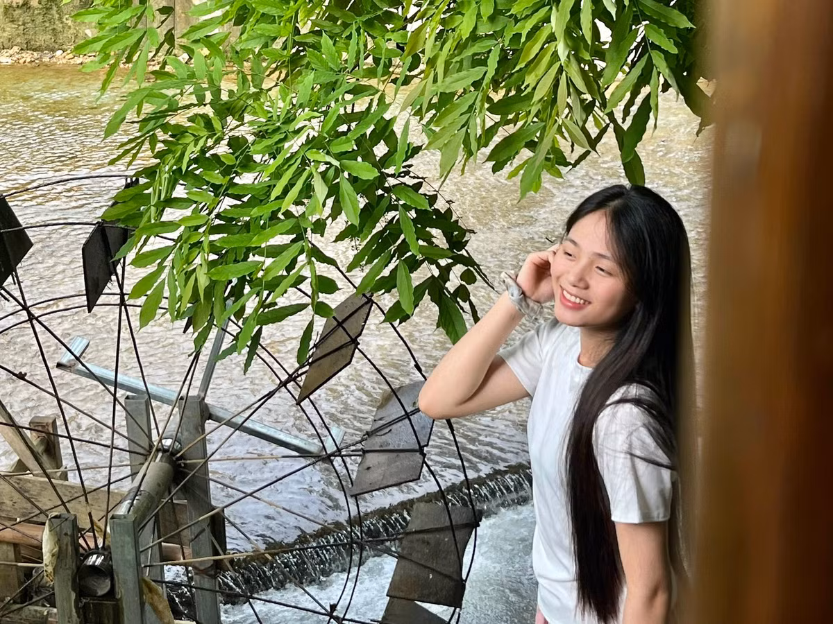 Những bạn trẻ thả dáng chụp ảnh giữa suối dòng suối mát lành.