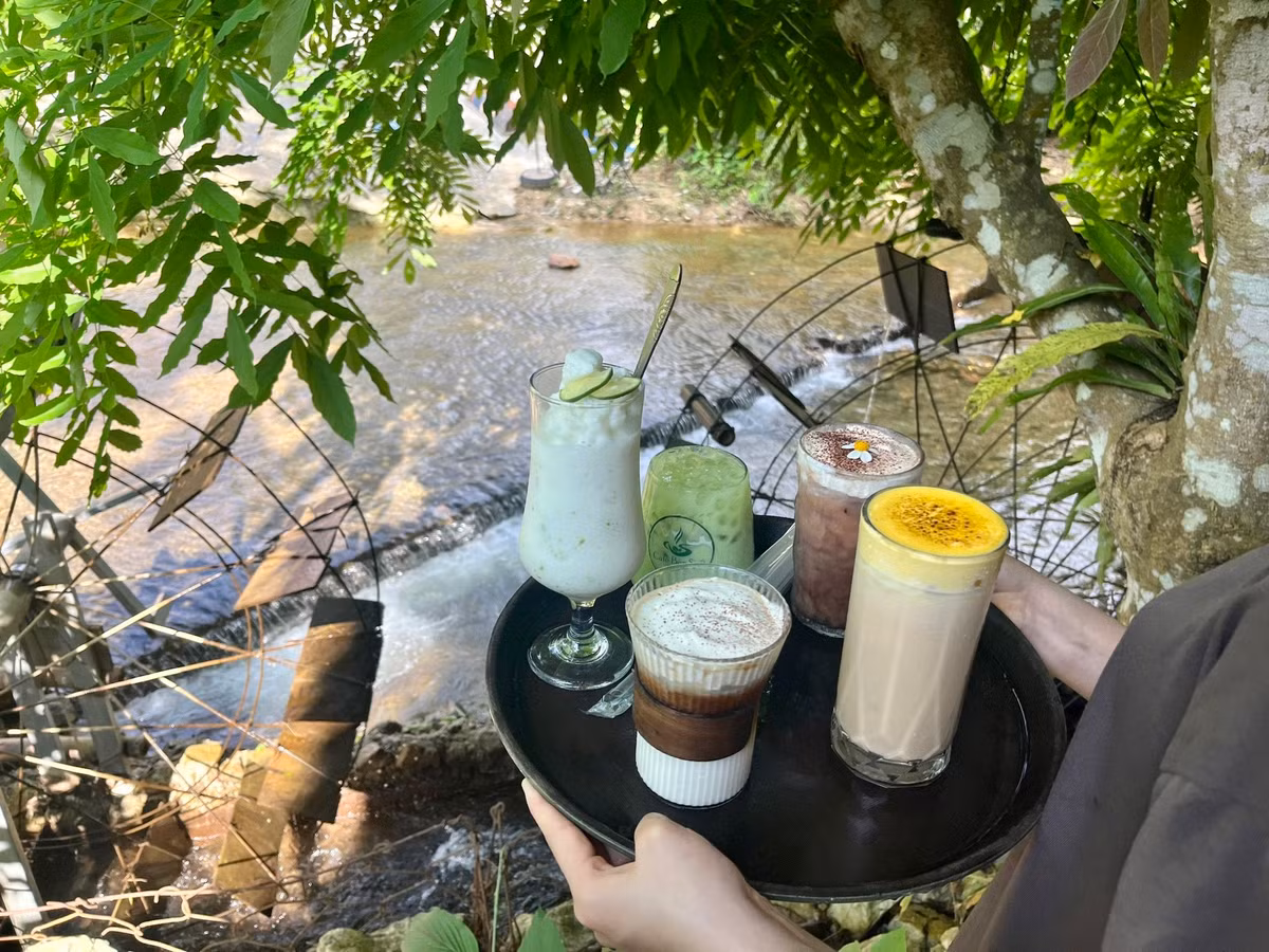 Thưởng thức những cốc nước uống mát lạnh trong khung cảnh thiên nhiên là cách tuyệt vời mà nhiều bạn trẻ tìm đến để giải nhiệt, xua tan nóng bức ngày hè.