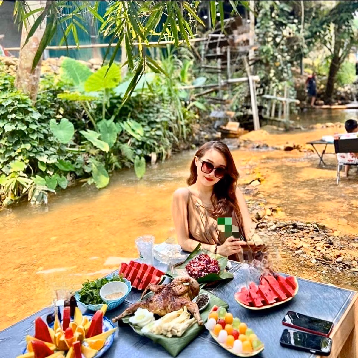 Chị Nguyễn Khánh Huyền (Ỷ La, TP Tuyên Quang) cho biết chị và bạn đã vượt 30km từ thành phố Tuyên Quang đến thôn Đồng Cướm để nghỉ xả hơi: "Chúng tôi đi từ nhà đến đây bằng ô tô chỉ mất khoảng 30 phút. Thường thì chúng tôi hay rủ nhau đi chơi xa vào cuối tuần nhưng hôm nay là sinh nhật tôi nên bạn tôi đã tổ chức luôn tại đây. Tôi rất thích không gian nơi đây, không khí trong lành, dòng nước mát lạnh. Các đồ ăn hôm nay chúng tôi đều đặt làm sẵn tại quán nên bớt được công đoạn chuẩn bị".