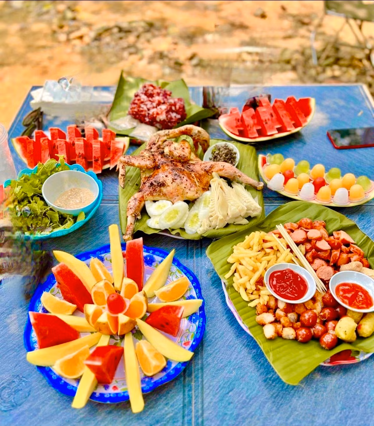 Được hòa mình vào thiên nhiên, ngắm cảnh sắc núi rừng và làm việc hay thưởng thức các món ăn dân dã là niềm đam mê của rất nhiều bạn trẻ.