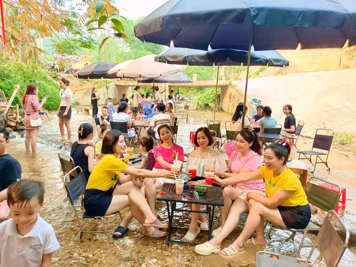 Những ngày trời nắng nóng, nhiều bạn trẻ và du khách tìm nơi nghỉ mát, đưa con đi chơi sau khi tổng kết năm học.