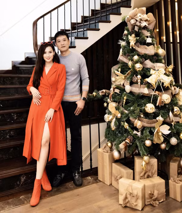 br/> Hơn chục năm sau ngày cưới, cặp đôi hiện tại có một gia tài đáng ngưỡng mộ. Nữ diễn viên từng chia sẻ, cô và ông xã đều có sở thích đầu tư bất động sản. Vì vậy, gia đình cô sở hữu nhiều biệt thự, chung cư trải từ Nam ra Bắc. Trong số đó phải kể đến căn biệt thự đẹp như mơ, có diện tích sàn 450m2 và 150m2 sân vườn, nằm ở nơi có giá đất cao nhất nhì tại Hà Nội với view nhìn ra hồ. Vợ chồng nữ diễn viên mua căn biệt thự với giá 2 triệu USD (khoảng 48 tỷ) và mất gần 2 năm sửa chữa như ý.