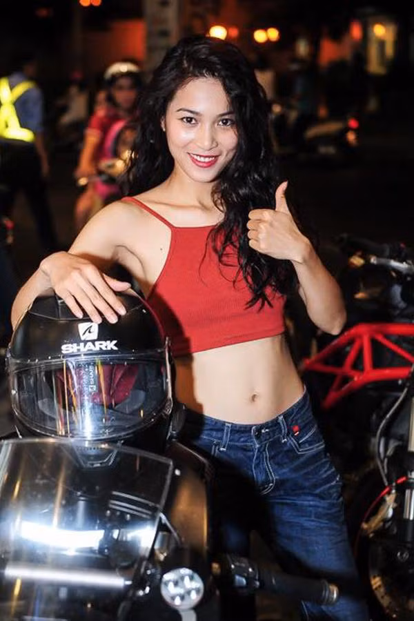 Nguoi dep gan bo voi Johnny Tri Nguyen hon 10 nam khong cuoi la ai?