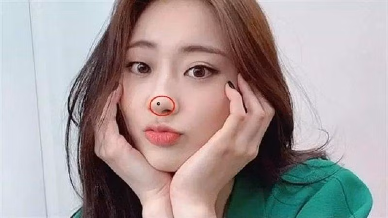  Lấy ví dụ, một nốt ruồi nằm ở đầu mũi có thể là dấu hiệu của sự thuận lợi trong tài chính, nhưng màu sắc của nốt ruồi lại tiết lộ thêm nhiều bí ẩn: Nốt ruồi màu đen báo hiệu thu nhập vượt trội, còn nốt ruồi màu đỏ lại liên quan đến sức khỏe không được ổn định.