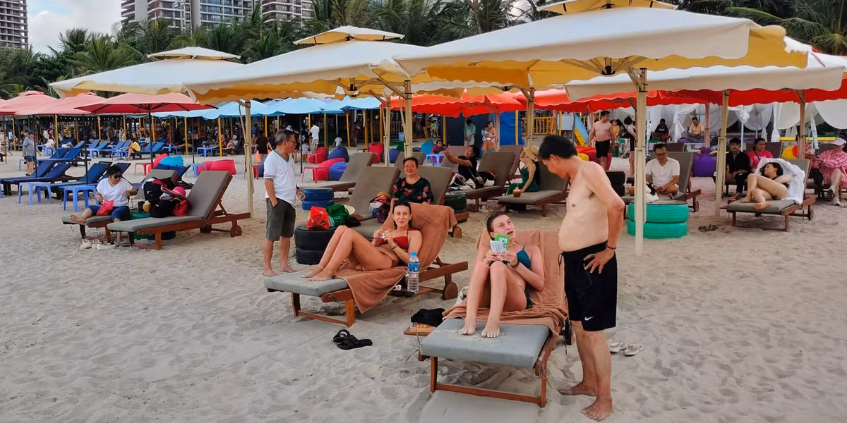 Du khách nghỉ ngơi trên bãi biển Đà Nẵng. Biển Mỹ Khê - Đà Nẵng là một trong những "bãi biển đẹp nhất hành tinh" thu hút một lượng lớn du khách trong và ngoài nước đến nghỉ mát vào mùa hè.