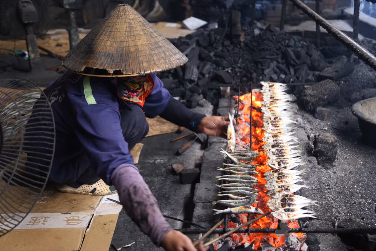 Trời nóng bức, chị Nguyễn Thị Hạnh (38 tuổi, trú xóm Trung Hậu, xã Diễn Vạn) mặc nhiều áo và bịt kín mặt, chỉ hở đôi mắt. Bên cạnh chị Hạnh lúc nào cũng có 2 - 3 chiếc quạt hoạt động liên tục, chiếc thổi than, chiếc còn lại giúp làm mát cơ thể giữa cái nắng từ bếp than đỏ rực.