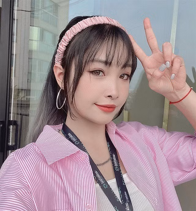Nhờ ngoại hình xinh đẹp, phong cách mạnh mẽ, cá tính cùng profile vận động viên võ thuật từng dự SEA Games, Tiểu Bình được yêu mến bởi cộng đồng game thủ và trở thành một MC mới vô cùng triển vọng trong làng thể thao điện tử.