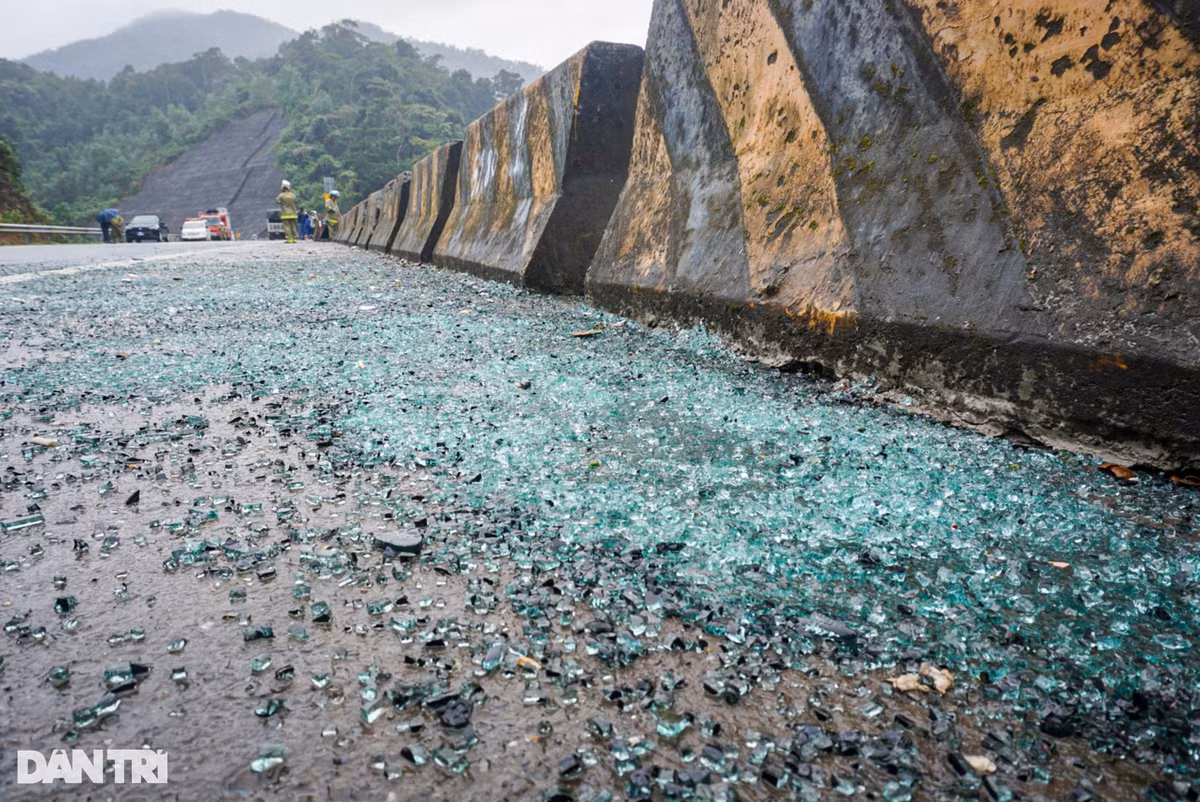 Hien truong vu xe khach bi lat, lao xuong vuc o Da Nang-Hinh-7
