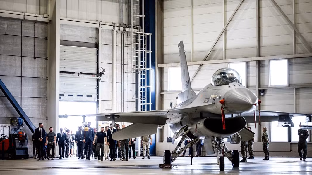 Như vậy Kiev sẽ tiếp nhận 24 tiêm kích F-16 từ Amsterdam, một số trong số đó sẽ được dùng cho công tác huấn luyện, những chiến đấu cơ này trước đây dự định được bán cho một khách hàng khác, nhưng hai bên đã không đạt được các điều khoản của thỏa thuận. Theo Defense Express.