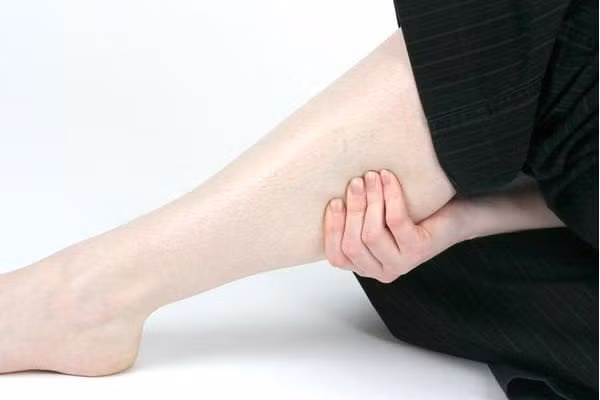  Chân to: Rất nhiều người phụ nữ cảm thấy tự ti và không dám diện váy ngắn, quần đùi ra đường vì "lo ngại" đôi chân to của mình. Tuy nhiên trong nhân tướng học, đôi chân không chỉ là trụ cột giúp chúng ta chống đỡ sức nặng của cả cơ thể mà còn thể hiện bạn là người mạnh mẽ, giỏi giang và quyết đoán. 