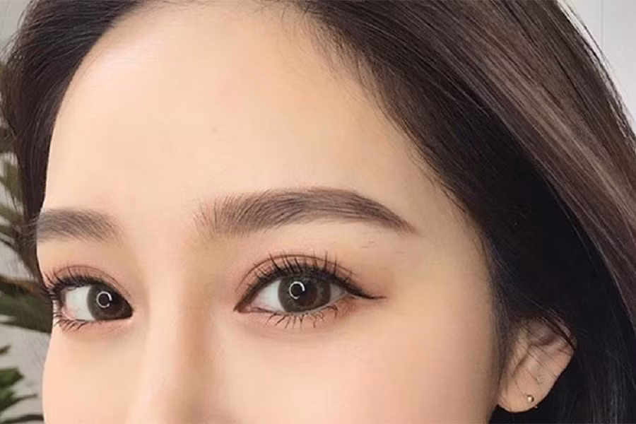  Tướng lông mày này chủ về tài lộc dồi dào, báo hiệu người sở hữu dễ ăn nên làm ra, thành đạt và gặt hái được nhiều thành công về tiền bạc. Lông mày cao chỉ khoảng cách rộng giữa lông mày và mắt, đại diện cho nền tảng tốt đẹp của tổ tiên, đồng thời cũng đại diện cho trái tim rộng mở. 