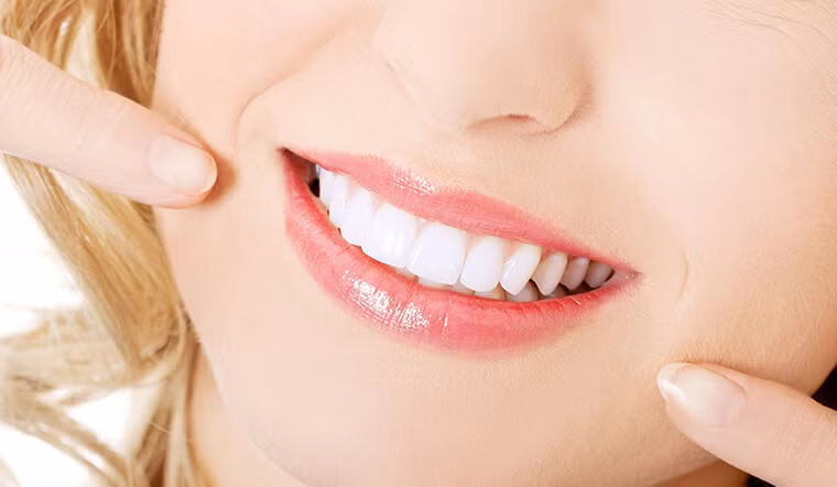 Môi đỏ và răng trắng: Những người có môi hồng tự nhiên, răng trắng nếu là nam giới thường dễ gặp được người khác phái tốt bụng và trở nên giàu có nhờ có vợ. Đa số những người giàu sang, phú quý đều có những nét tướng này. Dù nam hay nữ cũng đều thông minh, khôn khéo hơn người.