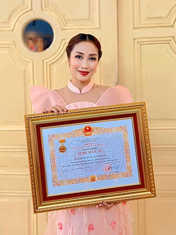 br/> Ốc Thanh Vân chia sẻ trên Dân trí hiện cô đang định cư tại Australia nhưng vẫn có mặt để nhận danh hiệu NSƯT. Chị đã nhiều lần mặc áo dài và bước chân vào Nhà hát Lớn, nhưng lần nhận danh hiệu này vẫn khiến chị xúc động.