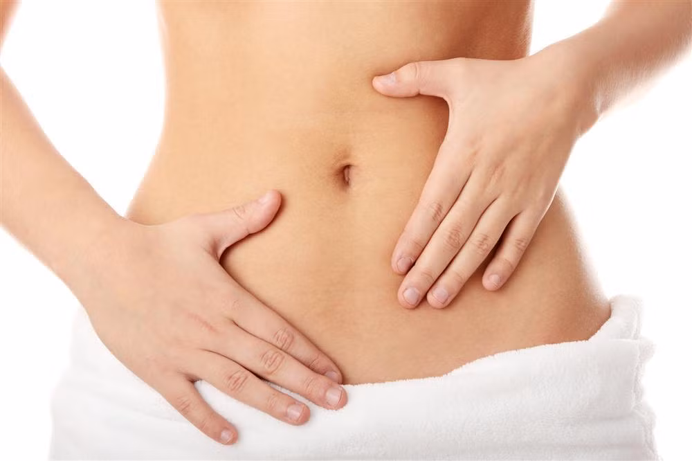  Rốn sâu: Là người phụ nữ có rốn sâu đến mức có thể thọc nửa ngón tay út vào. Theo quan niệm từ xưa, cô gái có rốn như thế này sẽ có một cuộc sống thoải mái, nhận được sự chăm sóc tốt từ những người xung quanh. 