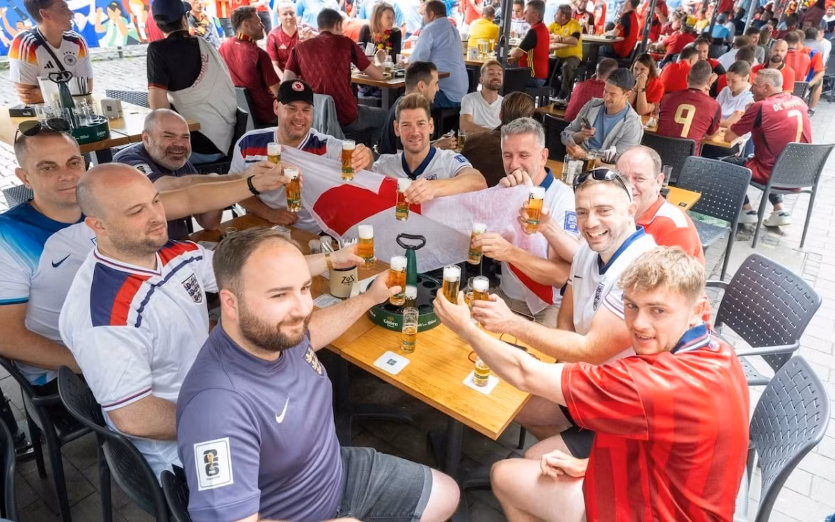 Ly bia mini gay ngo ngang tai EURO 2024-Hinh-2