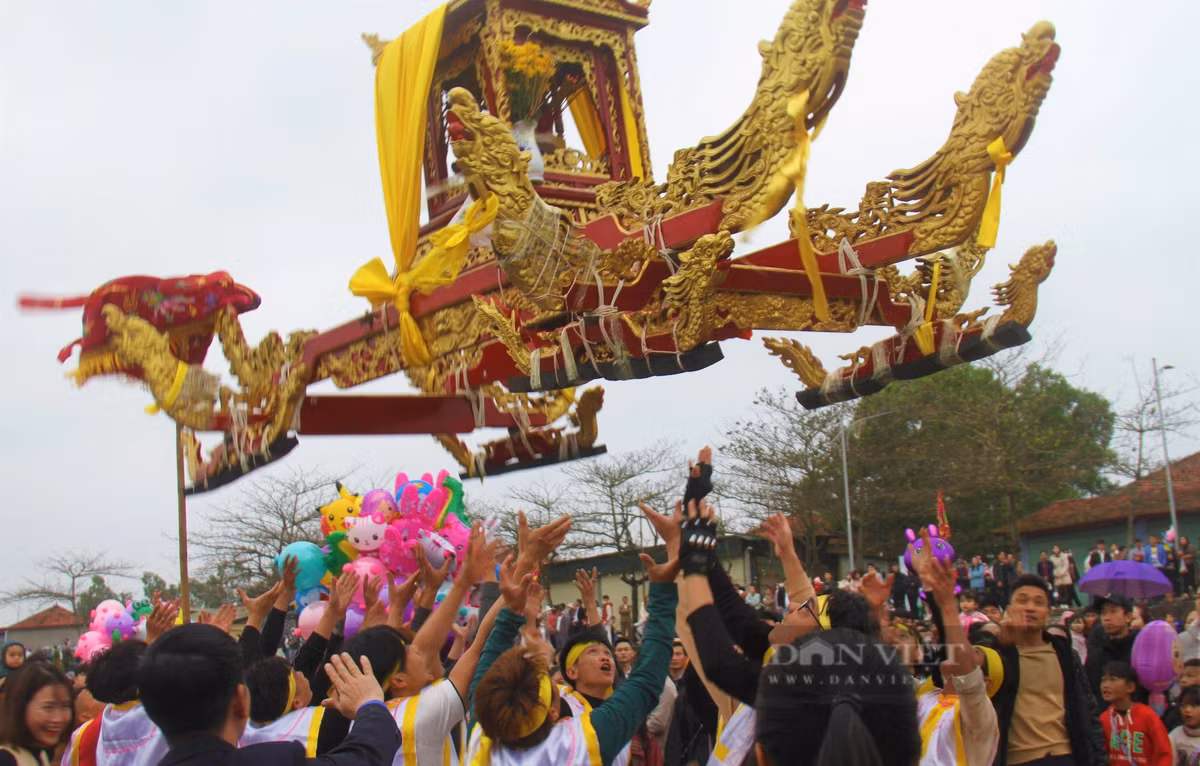 Mỗi lần dừng lại, trai làng lại tung chiếc kiệu lên cao. Chiếc kiệu được trai làng tung lên cao như đang bay, trong tiếng hô hào của hàng vạn người dân, và du khách. Đây cũng là phần được nhiều người mong đợi trong lễ hội.