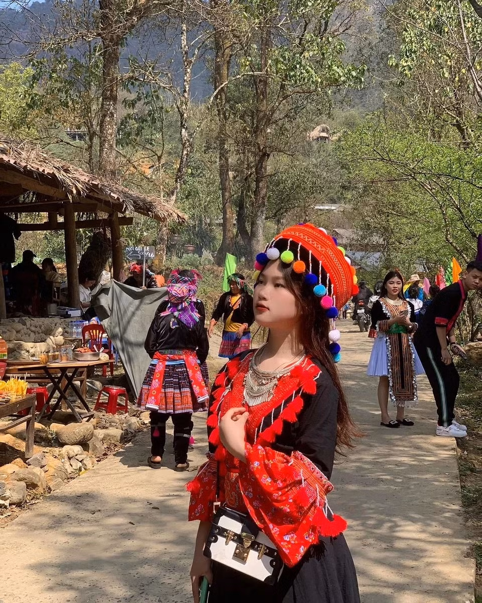 Gioi tre den Lai Chau trekking xuyen rung, an pho nhang thai tay-Hinh-6