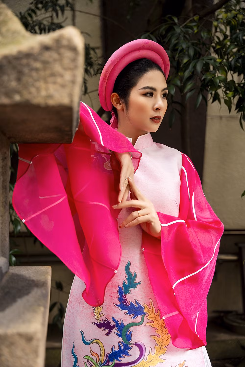 br/> Mỗi khi có cơ hội tham gia các sự kiện giao lưu quốc tế, Ngọc Hân luôn dành nhiều tâm huyết sáng tạo bộ sưu tập áo dài có chủ đề riêng cho từng chương trình, từng quốc gia cô đặt chân đến.
