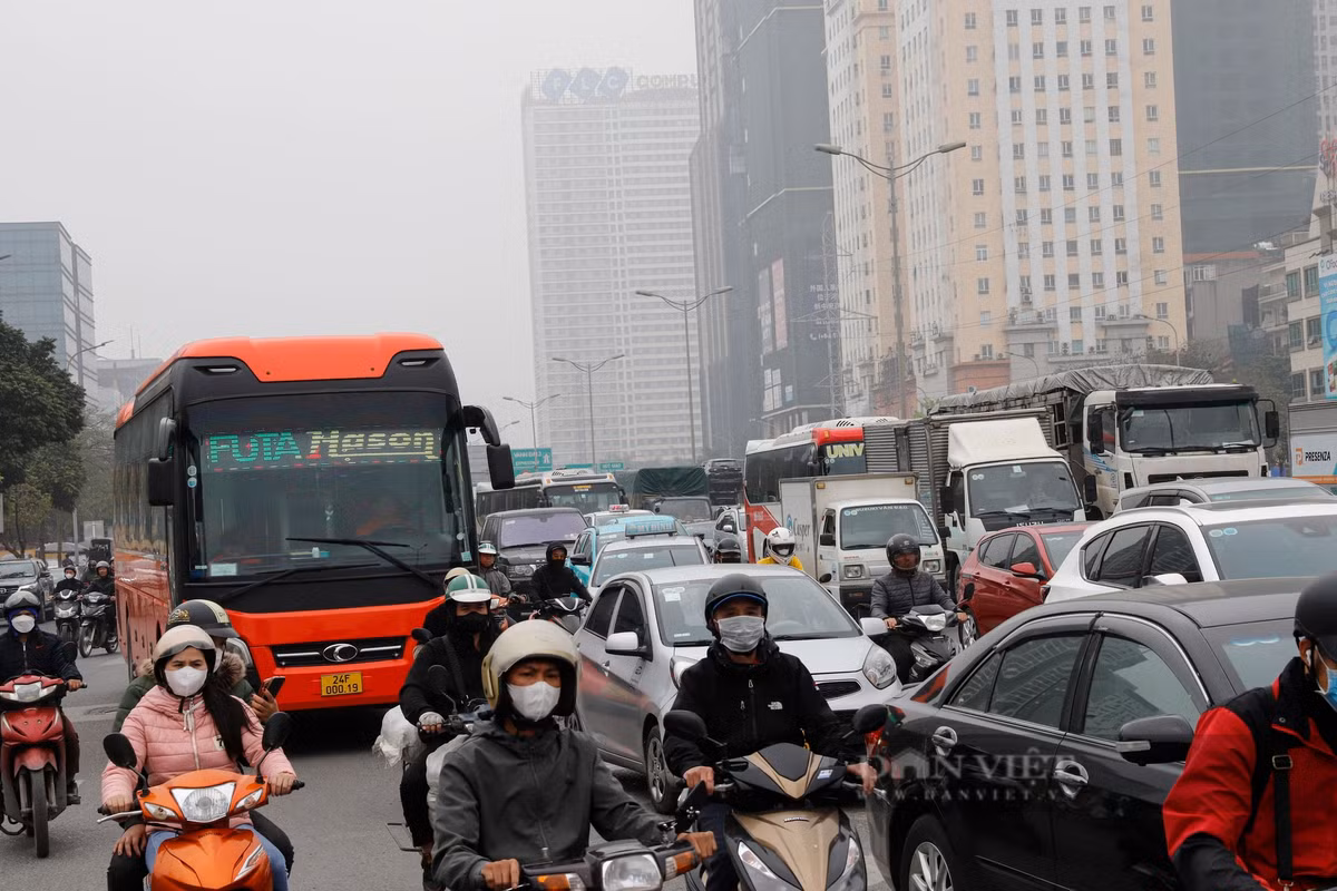 Việc tổ chức lại giao thông đã khiến đường dẫn lên cầu vượt Mai Dịch thường xuyên ùn tắc bất kể không phải giờ cao điểm.