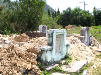Quá trình chôn cất còn bao gồm nhiều phong tục, kiêng kỵ trong mắt thế hệ cũ, phong thủy của một nơi ảnh hưởng trực tiếp đến sự hưng thịnh của gia đình và vận mệnh cá nhân.