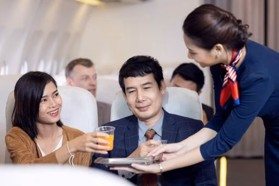 Trong những trường hợp khẩn cấp, chiếc khăn lụa đóng vai trò không thể thiếu. Tiếp viên có thể gửi tín hiệu cấp cứu thông qua màu sắc và vị trí của khăn quàng cổ, cho phép các nhân viên khác phản hồi nhanh chóng. Ngoài ra, khăn lụa còn có thể dùng làm gạc để hỗ trợ kịp thời cho hành khách bị thương.