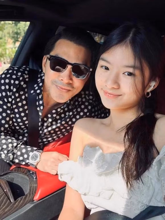 Con gai Truong Ngoc Anh cao vuot troi, dung mao xinh dep