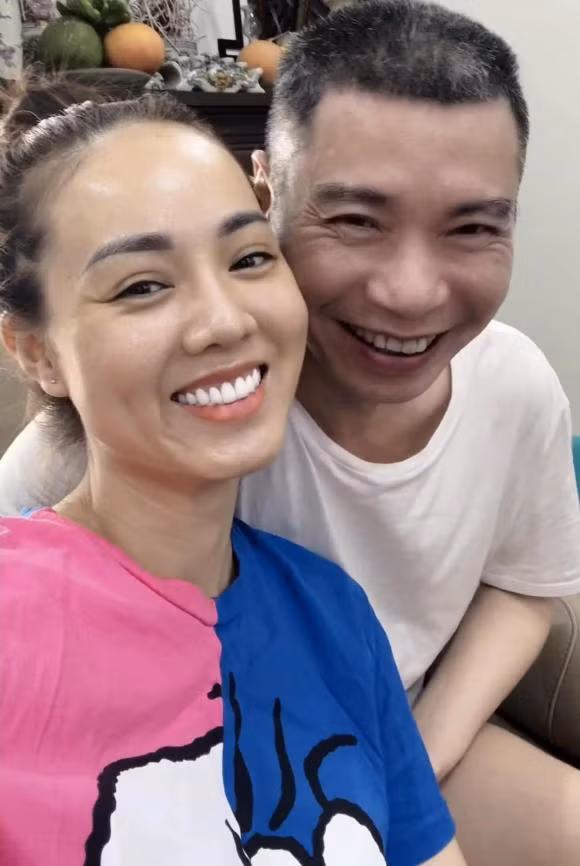 Những năm vừa qua, Công Lý vắng mặt hoặc xuất hiện rất mờ nhạt ở Táo Quân do bị đột quỵ. Hiện tại ở bên chăm sóc anh là bà xã Ngọc Hà.