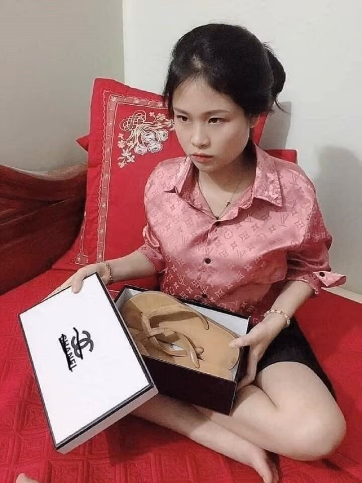Tưởng được tặng hàng hiệu nhưng khi mở hộp, cô nàng chỉ biết cạn lời. (Ảnh: Yuu)