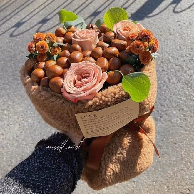 Vừa lãng mạn vừa thực tế là đây, cô gái được tặng mòn quà này vừa được ngắm hoa vừa... no bụng. (Ảnh: iTV Live)