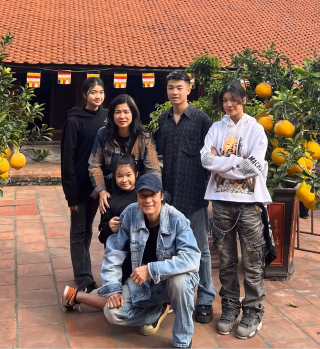 NSƯT Võ Hoài Nam hạnh phúc bên vợ thấu hiểu tâm lý chồng - Hình 7 NSUT Vo Hoai Nam hanh phuc ben vo thau hieu tam ly chong-Hinh-7