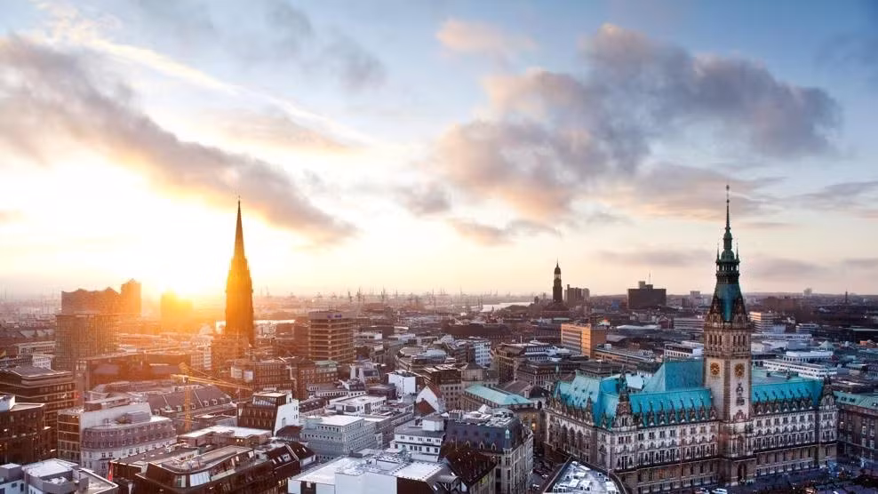  7. Hamburg: Là thành phố lớn thứ 3 ở châu Âu, Hamburg có bến cảng nổi tiếng thế giới, lịch sử văn hóa phong phú, kiến trúc ấn tượng và cuộc sống về đêm sôi động khiến nơi đây trở thành thành phố được nhiều du khách yêu thích.
