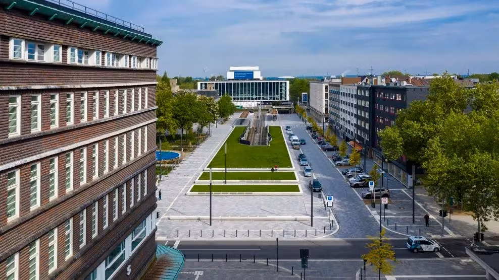  6. Gelsenkirchen: Gelsenkirchen nổi tiếng với lịch sử khai thác than và luyện thép. Ngày nay, du khách sẽ thấy ở đây có nhiều không gian xanh, nhà hát và du thuyền cũng như di sản công nghiệp ở vùng Ruhr.