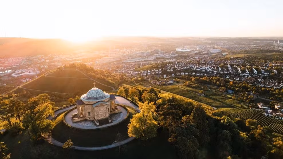  10. Stuttgart: Stuttgart là một thành phố công nghiệp lớn và là quê hương của hai trong số những nhà sản xuất ô tô nổi tiếng nhất thế giới, Mercedes và Porsche. Đến đây du khách có thể thưởng thức nền ẩm thực và rượu vang phong phú, đặc biệt là đặc sản Flädlesuppe (súp bánh kếp).